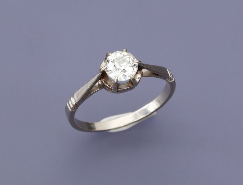 Null Bague en or gris, 750 MM, ornée d'un joli diamant rond pesant 0,60 carat en&hellip;
