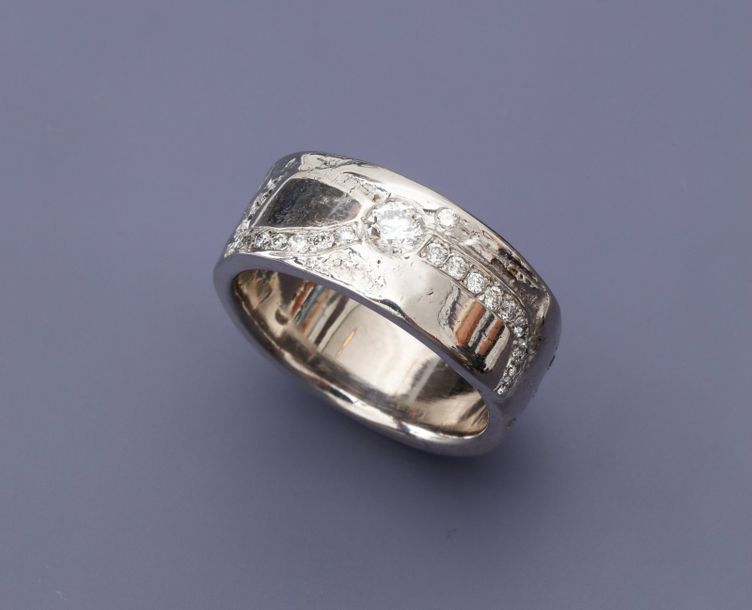 Null Bague anneau en or gris, 750 MM, ornée de diamants sur tout le tour, taille&hellip;