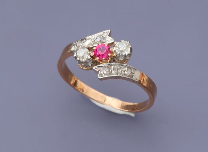 Null Bague en or rose, 750 MM, ornée d'une pierre rouge et diamants, 1910-1920, &hellip;