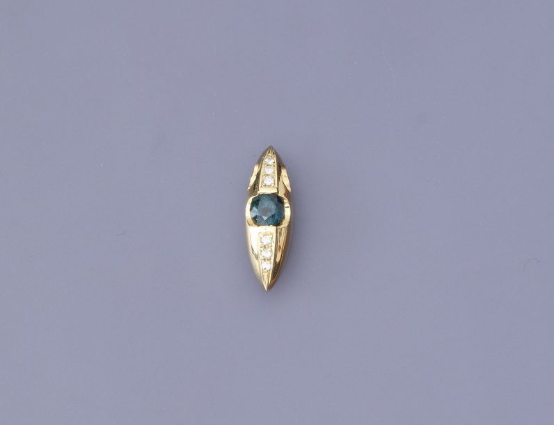 Null Pendentif en or jaune, 750 MM, centré d'un pierre bleue épaulé de petits di&hellip;