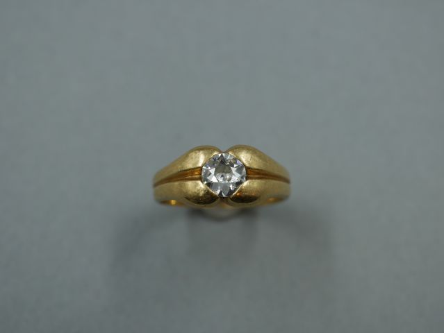 Null Bague jonc stylisée en or jaune 18K surmontée d'un diamant de 0,6 carats en&hellip;
