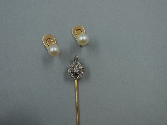 Null Lot : Paire de boutons de col en or jaune 18K ornés d'une perle de culture &hellip;