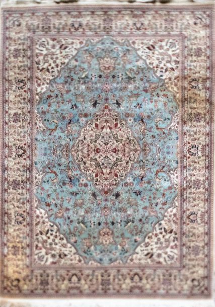 Null 
Fin tapis KIRMAN ne laine et fleurs entouré de soie, 1970, fond turquoise &hellip;