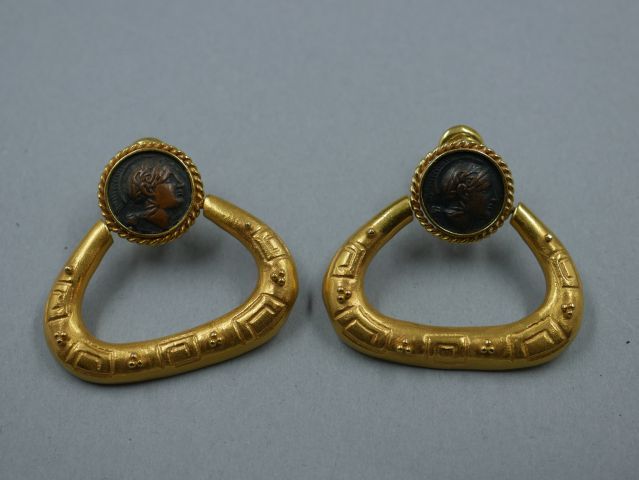 Null Paire de pendant d'oreille en or jaune 18K ornés de pièces antiques en bron&hellip;