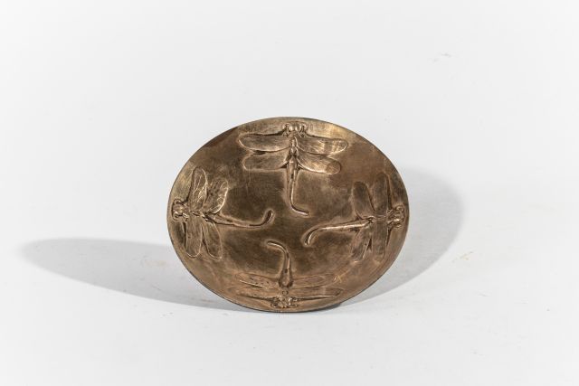 Null Coupelle en métal argenté à fond uni, ciselée de quatre libellules, signée &hellip;