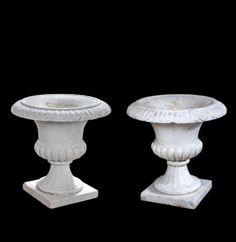 Null Paire de vases de forme « Médicis » en marbre blanc de Carrare, à col évasé&hellip;