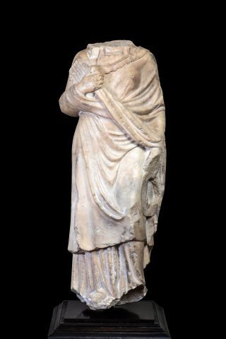 Null Superbe drapé acéphale féminin en marbre blanc représentant la muse Euterpe&hellip;