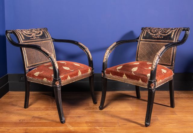 Null Paire de fauteuils garnis de tissus et cuir emboutis, en bois noirci et reh&hellip;
