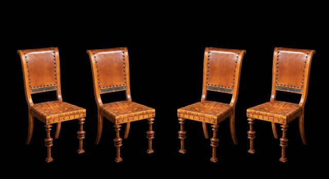 Null Série de quatre chaises dans le goût de l’Antique en bois clair, garnies de&hellip;