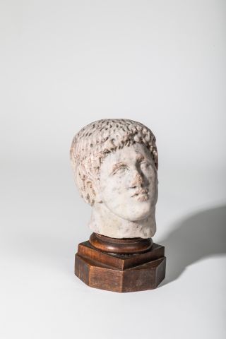 Null Petite tête d'homme en marbre blanc, Epoque Néoclassique, XVIème/XVIIIème s&hellip;
