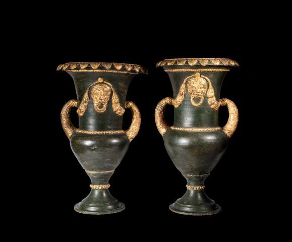 Null Paire de vases Médicis en terre cuite peinte en vert à rehauts d'or simulan&hellip;