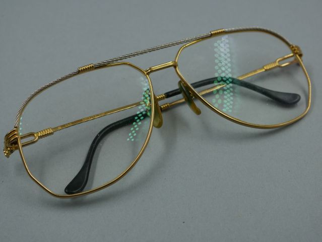 Null FRED - Une paire de lunettes en plaqué or et acier