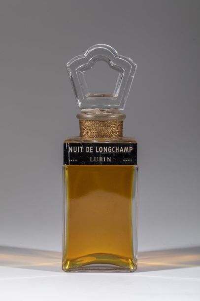 Null LUBIN "Nuit de Longchamp"
Rare flacon en verre de forme carrée, titré sur u&hellip;
