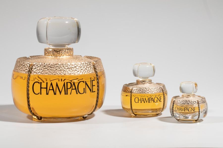 Null YVES SAINT-LAURENT - "Champagne" : 3 flacons de parfums factices, chacun de&hellip;