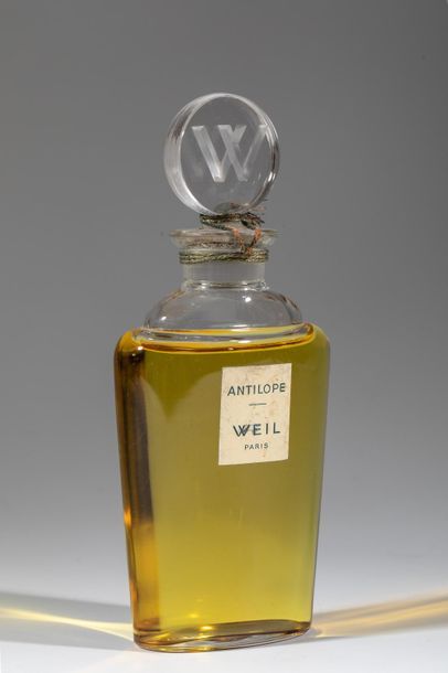 Null WEIL "Antilope"
Flacon en verre, étiquette titrée "Antilope Weil Paris". Fl&hellip;
