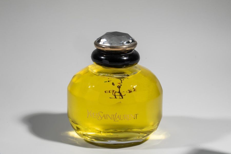 Null YVES SAINT LAURENT - "PARIS" : Flacon de parfum factice, 1000ml - Hauteur :&hellip;