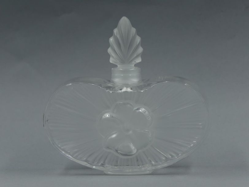 Null LALIQUE FRANCE -Grand flacon en cristal incolore et satiné en forme de fleu&hellip;