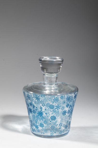 Null BACCARAT
Flacon en cristal de forme évasée décoré de fleurs couleur turquoi&hellip;