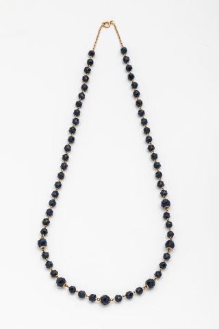 Null Collier de perles de verre taillé bleu, monture en or 18k