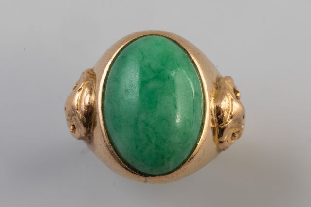 Null Bague d'homme en or jaune 18k ornée d'un cabochon de jade épaulé de motifs &hellip;