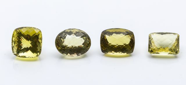 Null Lot de 4 quartz lemon raillés à facettes, poids des pierres: 104 carats.