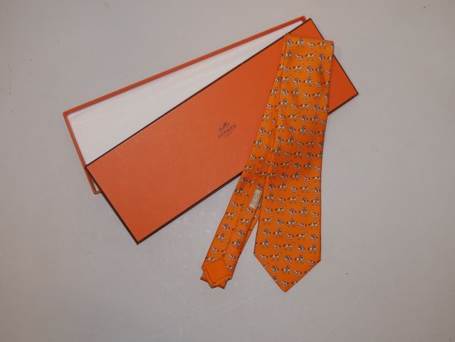 Null HERMES Paris. 5 Cravates en soie à motifs divers (géométriques ou
animalier&hellip;