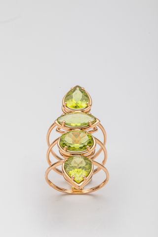 Null Bague tréssée en or jaune 18k surmontée de 4 péridots taillés en poire en n&hellip;