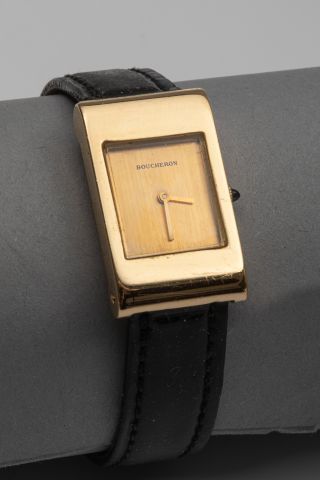 Null BOUCHERON. Montre Bracelet de dame en or jaune 18k modèle uniplat à fermoir&hellip;