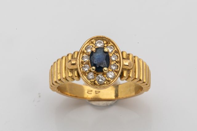 Null Bague à cannelures en or jaune 18k agrémentée de saphir et diamants. TDD: 5&hellip;