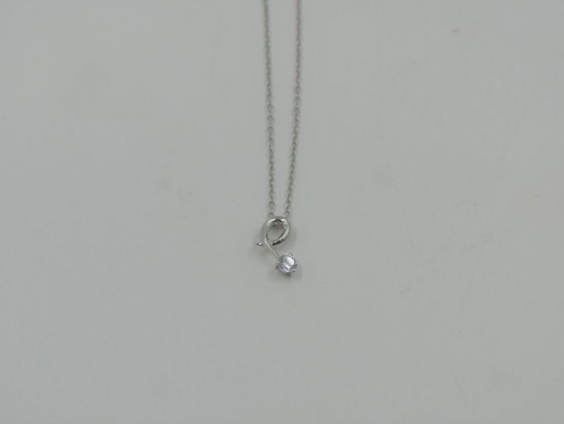 Null Pendentif en or gris 18k orné d'un petit diamant et sa chaîne en or gris 18&hellip;