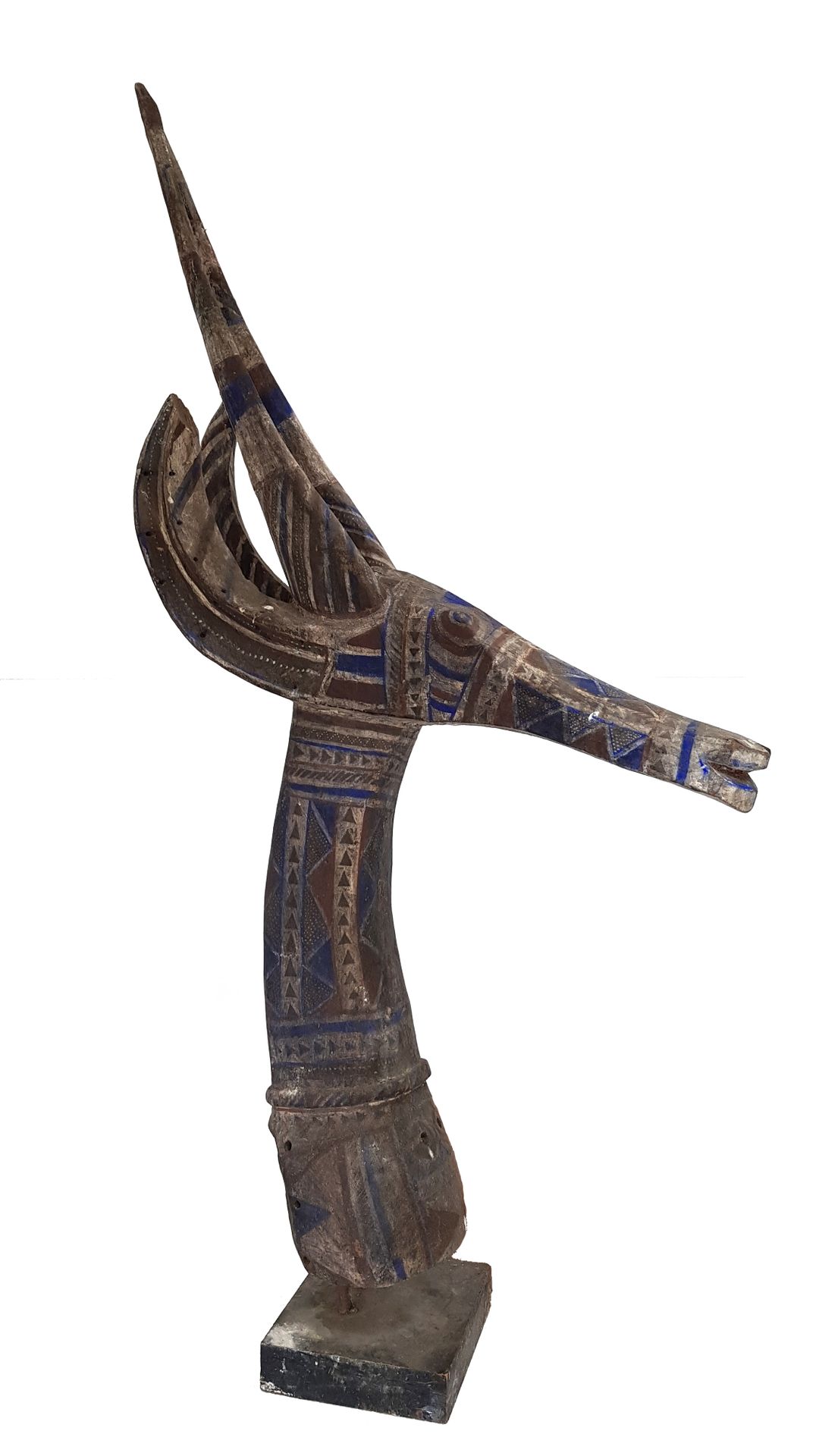 Grand cimier de danse KURUMBA 
表现一只河马羚羊，精美地装饰着象征性的几何图案。这种马羚羊在库伦巴的神话中扮演着原始的角色。带有传&hellip;
