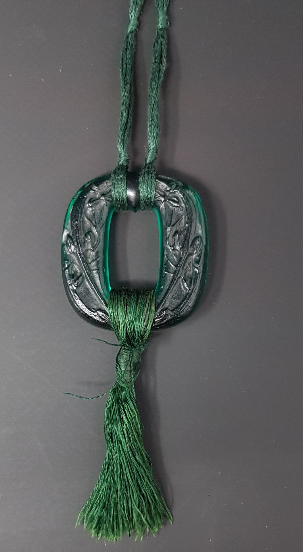 René Lalique (1860-1945) 
"Lézards "吊坠，创作于1920年，绿色模制玻璃，丝绳，高4.5厘米，签名：R. LALIQUE

&hellip;