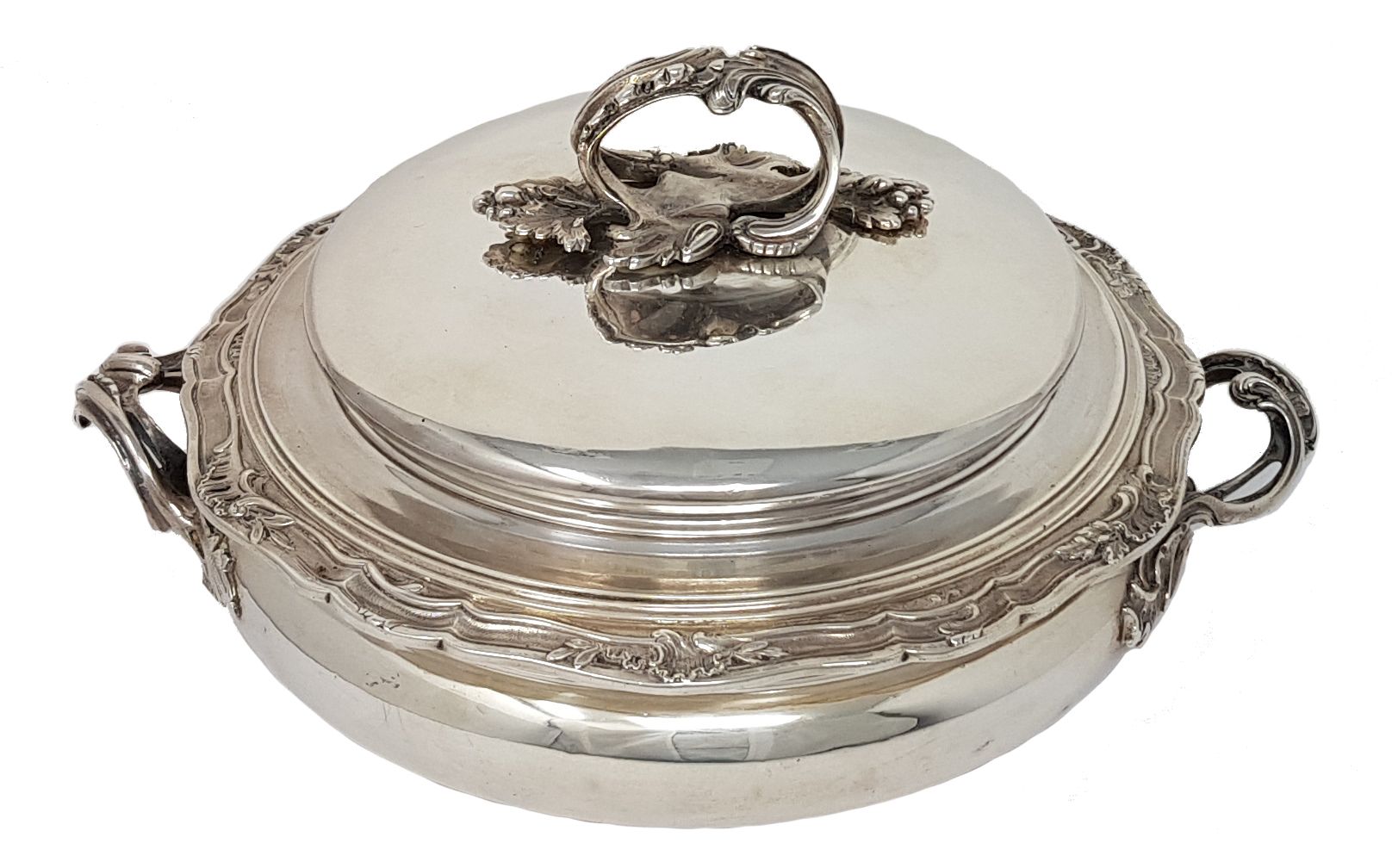 FRAY Fils à Paris 
Silver vegetable dish of the XIXth century, lid with contours&hellip;