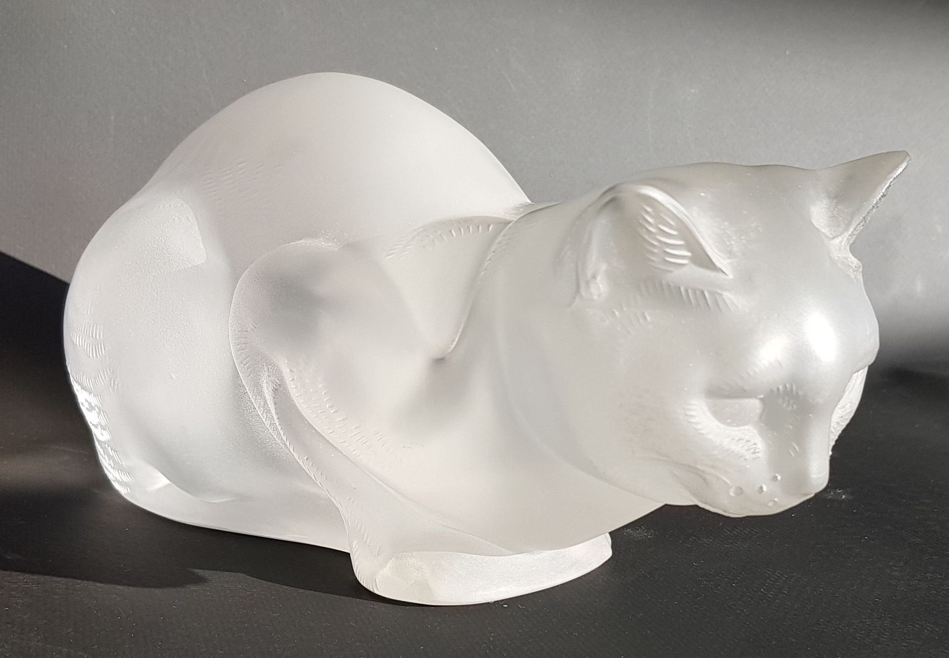Marc LALIQUE (1900-1977) 
仿照René LALIQUE (1860-1945)的模型 "Lying cat" 白色模制水晶，长度：22&hellip;