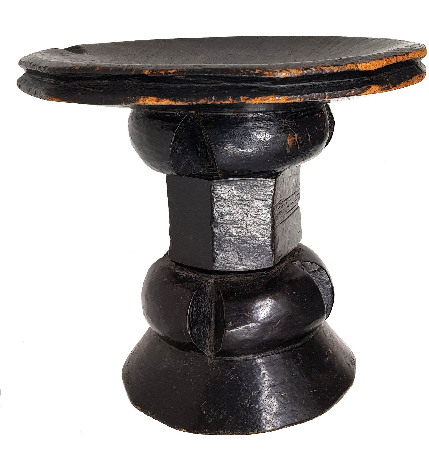 Siège AZANDE 
Die runde Sitzfläche auf einem harmonisch geschnitzten Fuß, Holz m&hellip;