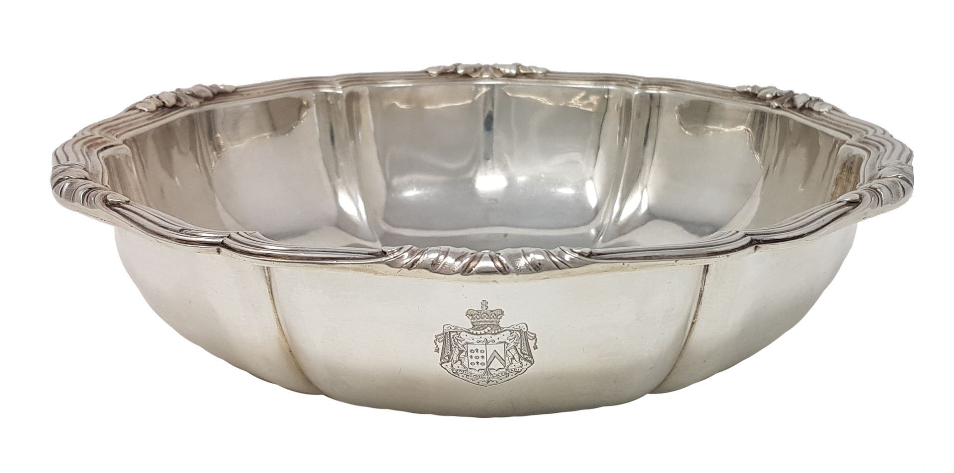 BOINTABURET 
Hohle Silberschüssel mit eingraviertem Wappen, einer Krone und dem &hellip;