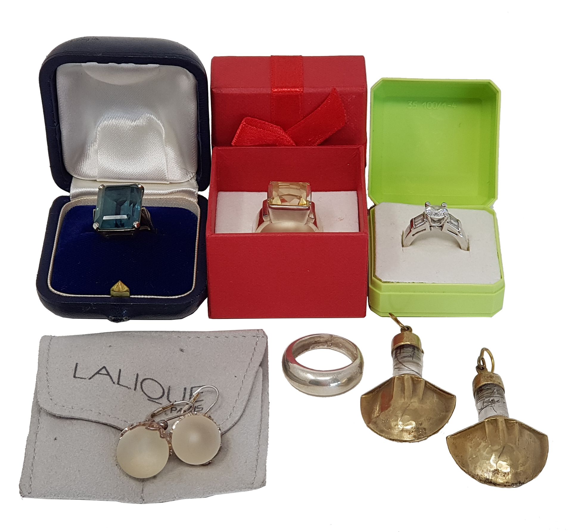 Lot de bijoux 
包括两对耳环：Lalique水晶和金属签名，Goudji青铜和玻璃签名，以及四个戒指，其中两个是银色的Minerva。 


包括&hellip;