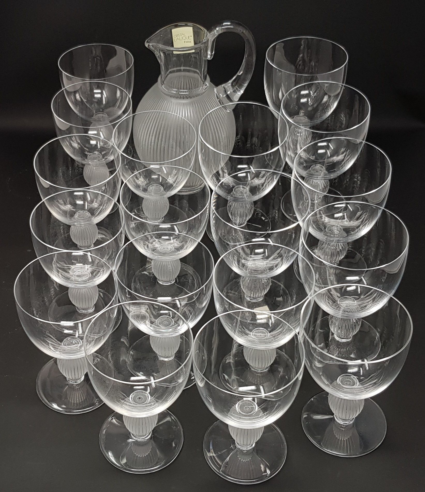 Marc LALIQUE (1900-1977) 
"Langeais "水晶服务水晶服务，包括1个高21厘米的水壶，18个高14.4厘米的水杯，签名。


参&hellip;