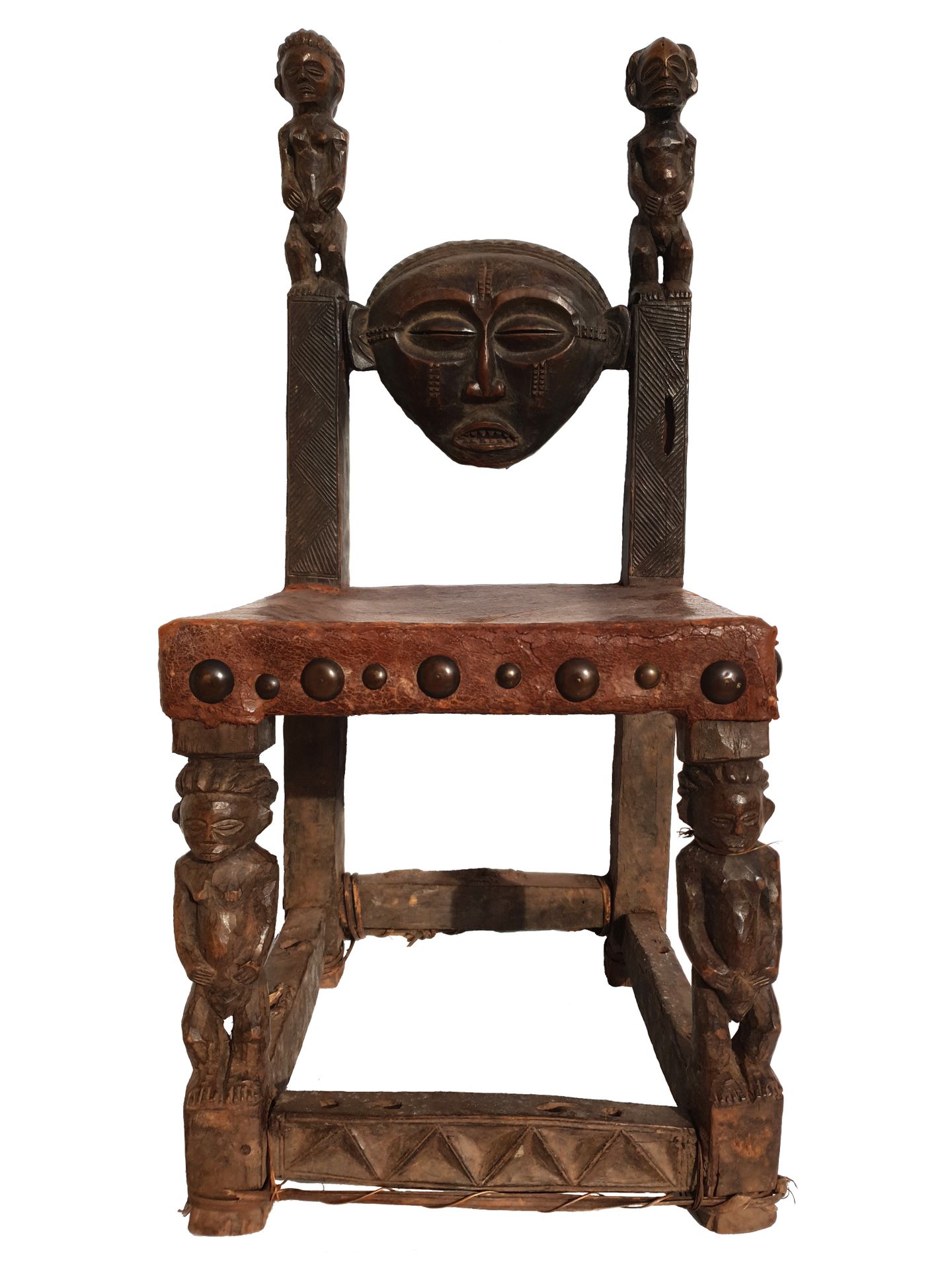 Petite chaise de chef TCHOKWE 
受欧洲模型的启发，垂直的立柱上雕刻着站立的人物，背面是一个面具。 67 x 28 cm 扎伊尔 刚&hellip;