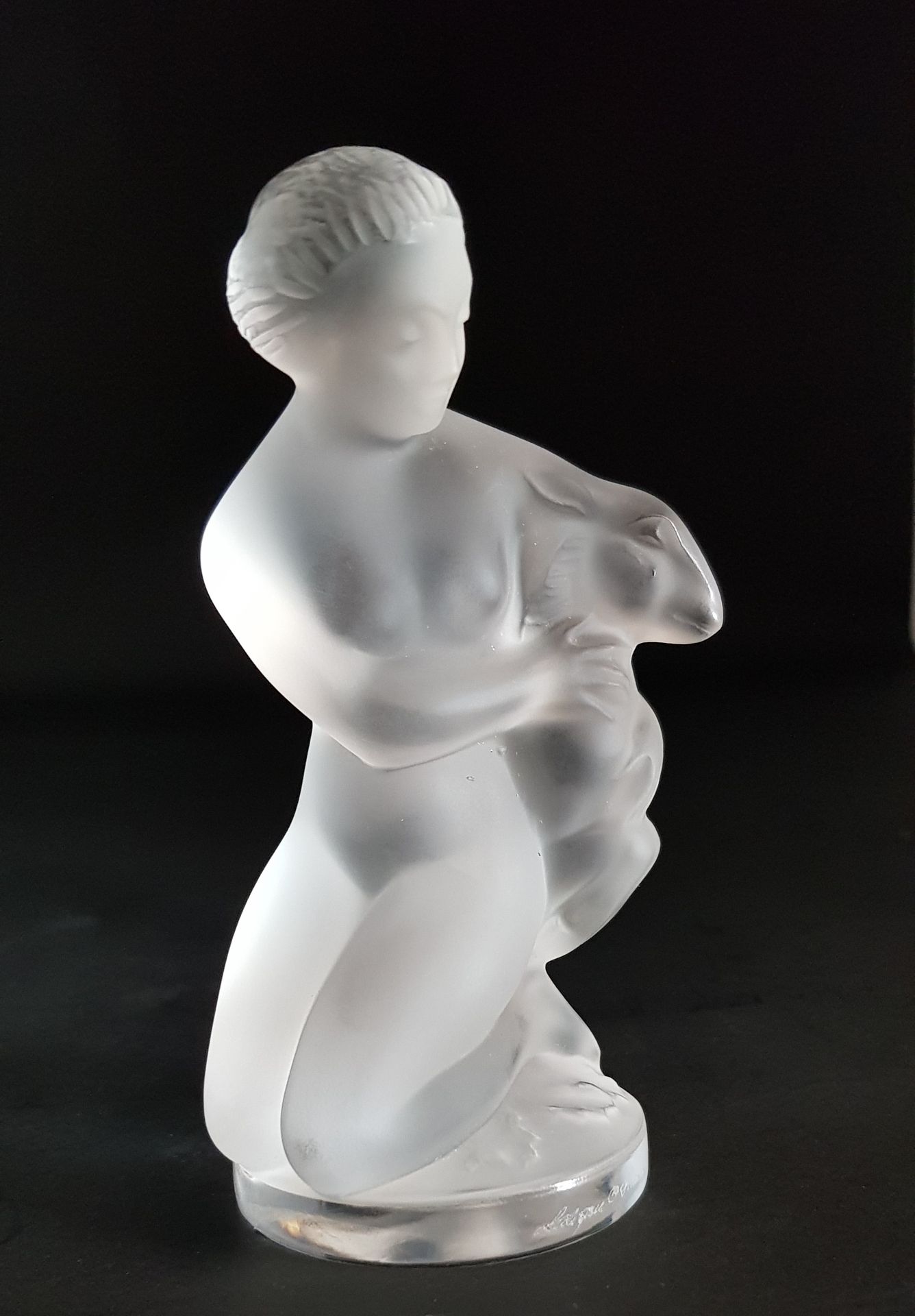 Marc LALIQUE (1900-1977) 
"Diane au Faon" 压制成型的乳白色水晶雕像，直径：12厘米，已签名。箱子。


书目：法国Cr&hellip;