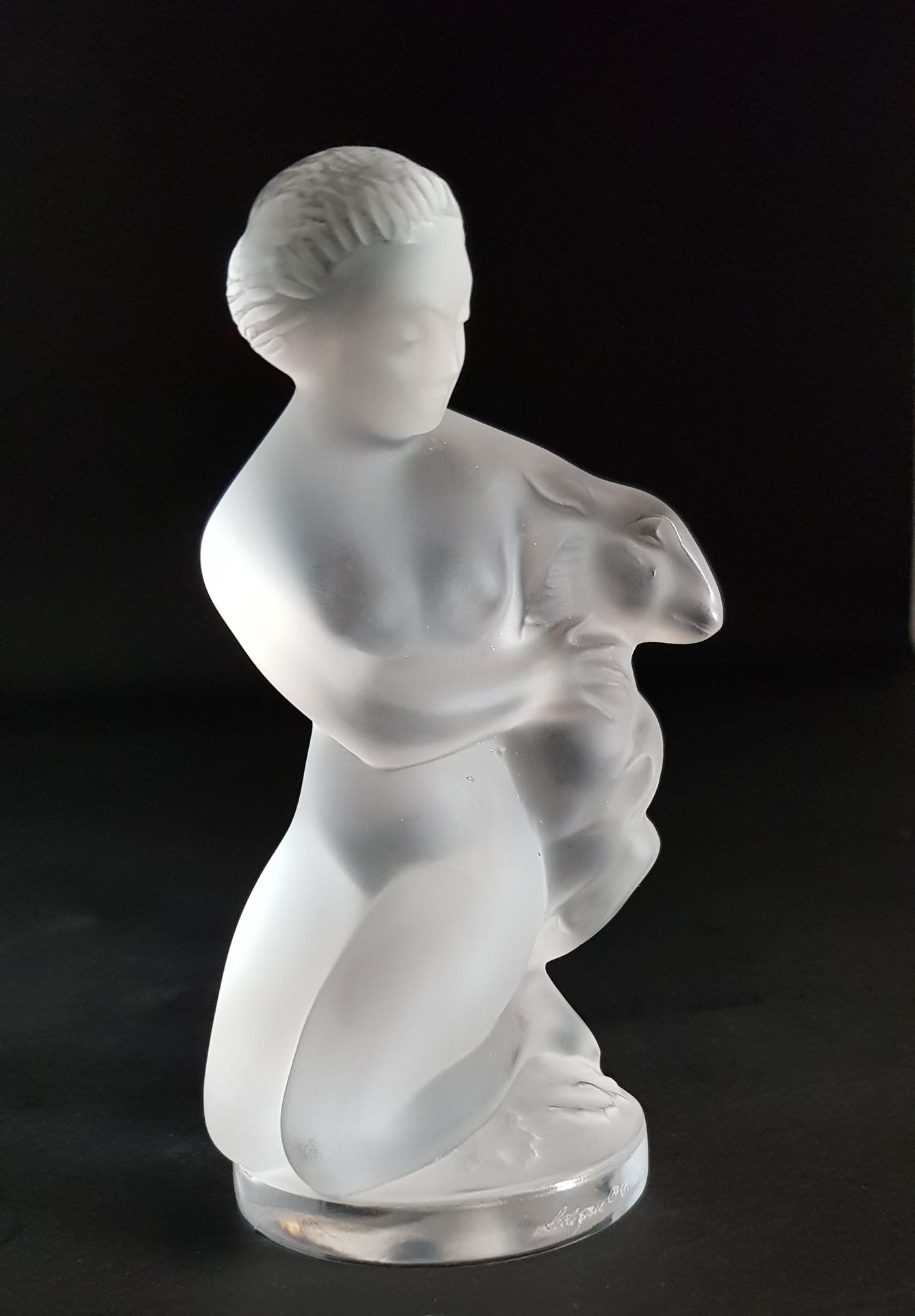 Marc LALIQUE (1900-1977) 
"Diane au Faon" Estatuilla de cristal opalescente mold&hellip;