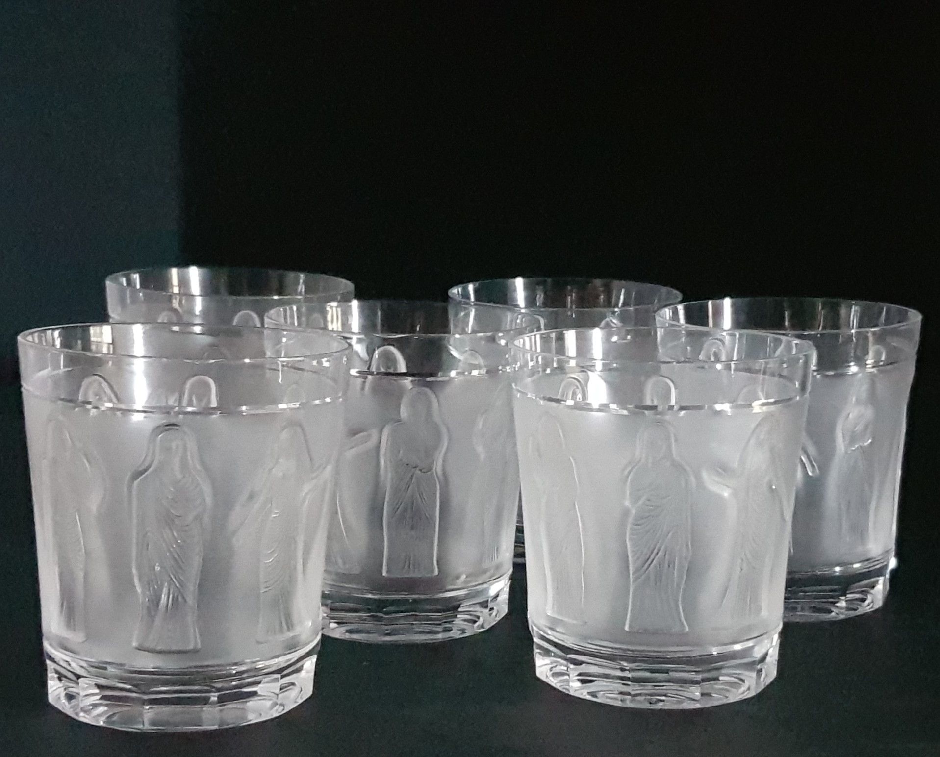Marc LALIQUE (1900-1977) 
"古董妇女"。六个压制成型的水晶高脚杯，有缎面装饰的八位身着古装的妇女，姿态各异，高10厘米，有签名。


&hellip;
