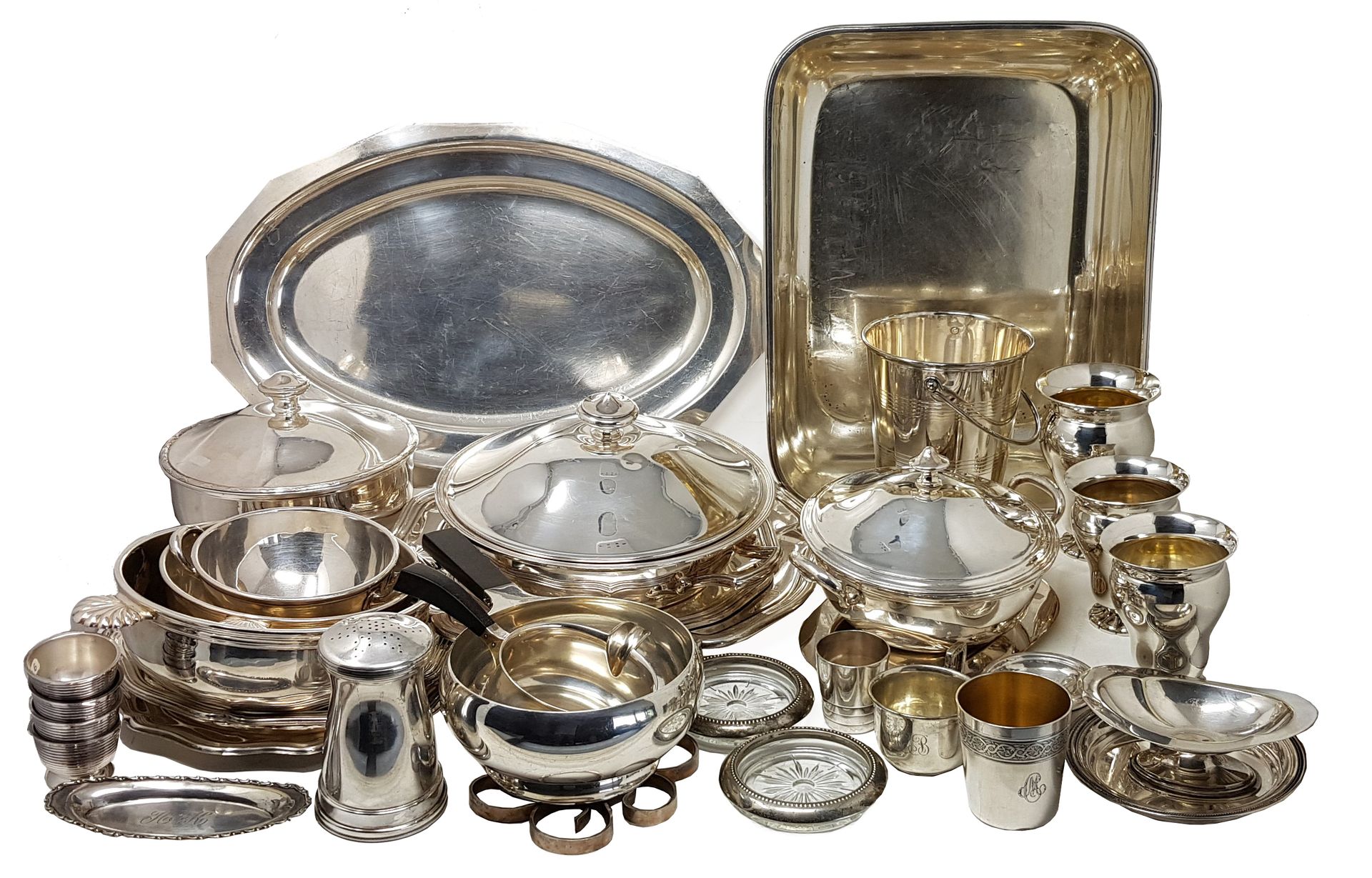 Lot métal argenté 
Silver-plated metal set, scratches and stains from use 



La&hellip;