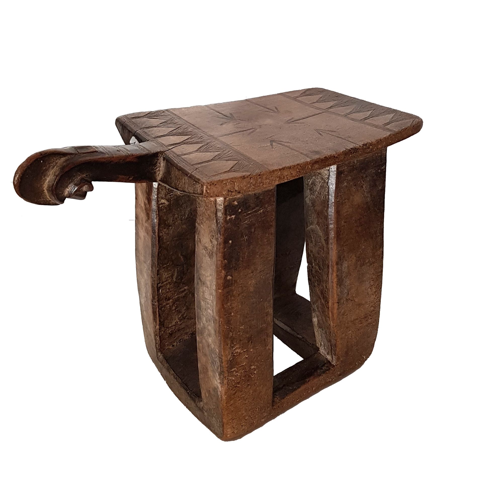 Tabouret MOSSI 
长方形的座椅上装饰着几何图案，正面雕刻着一个面向地面的头像。带浅色铜锈的木材，36 x 16厘米。布基纳法索


12月4日（星&hellip;