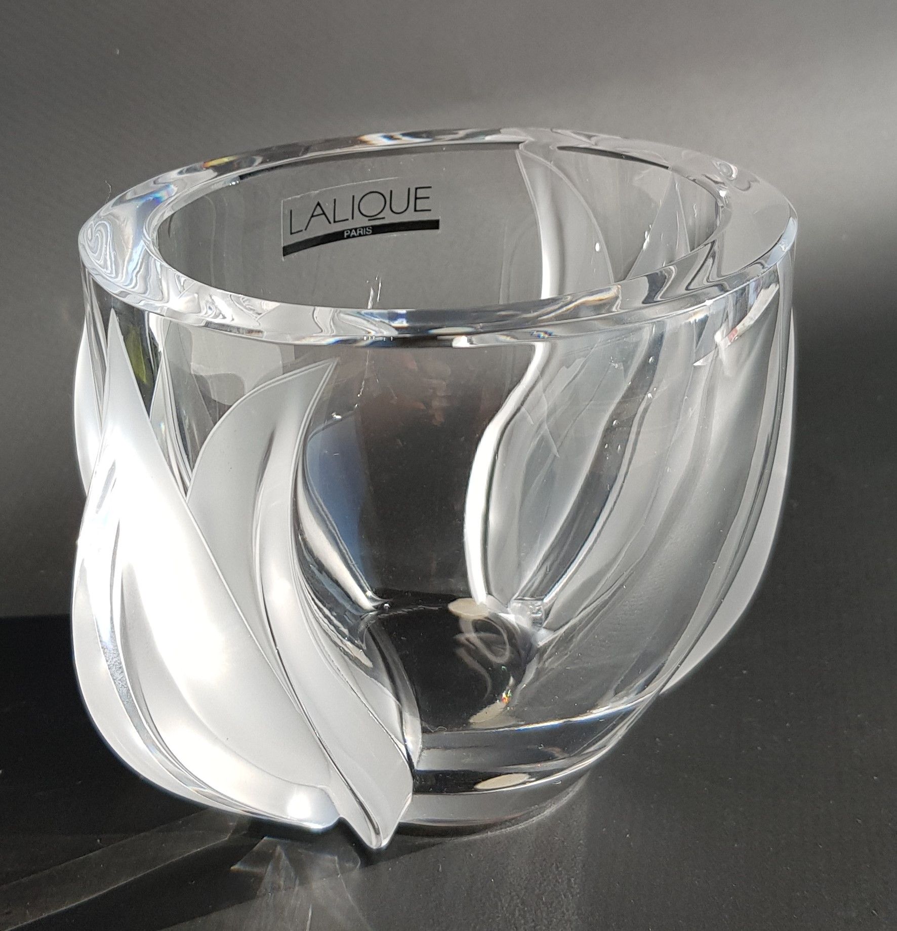 Marie-Claude LALIQUE (1935-2003) 
"郁金香 "水晶花瓶，有乳白色的郁金香，高：10.5厘米，长：13厘米，签名。


书目：法&hellip;