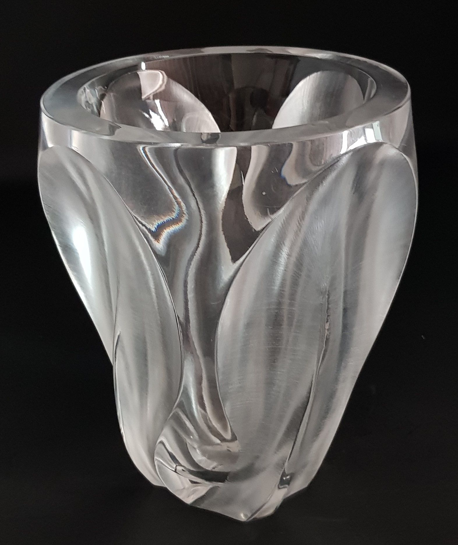 Marc LALIQUE (1900-1977) 
"Ingrid "模型创作于1970年，由压制成型的水晶花瓶与缎面处理的香蕉叶组成，高：26.5厘米，直径：&hellip;