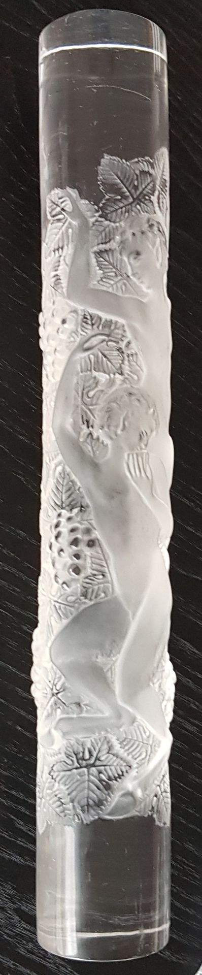 Marc LALIQUE (1900-1977) 
"葡萄串中的女人和精灵"，约1980年。重要的门把手，采用模制和缎面处理的水晶，无框架。长42,5厘米-深6&hellip;