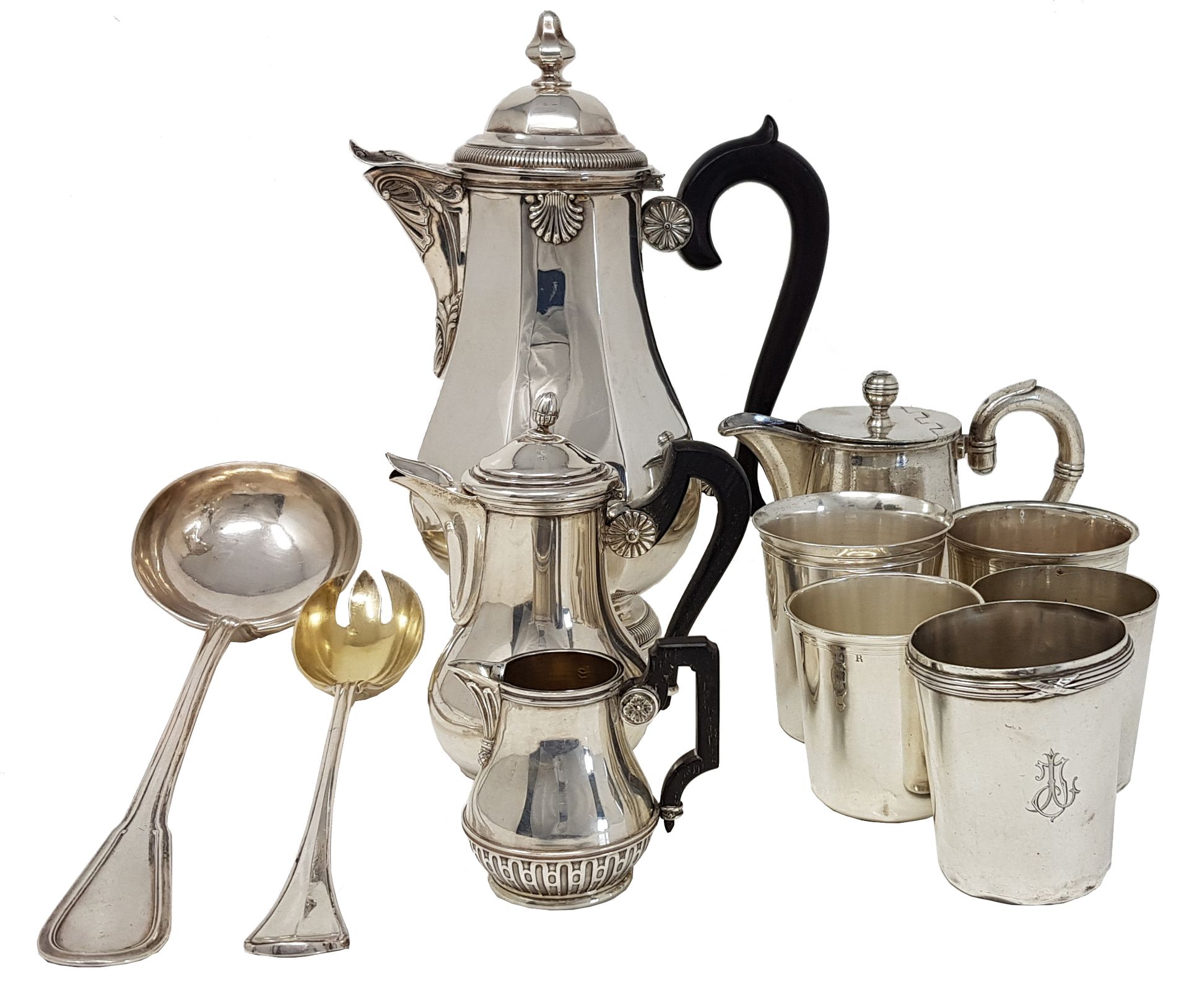 Lot d’argenterie 
一批因使用而有划痕的银器。


银质咖啡壶，木质手柄，刻有 "P.G"，Minerve和Master Goldsmith标记&hellip;