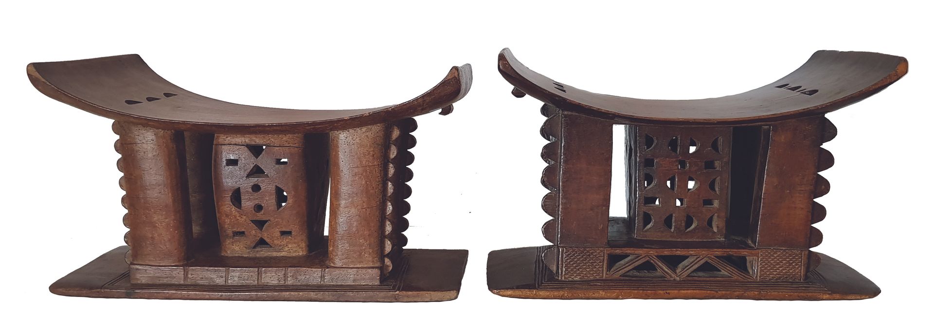 Deux sièges ASHANTI 
有一个弧形的座位，由四个锯齿状的立柱支撑，中间是一个空心的形式，有镂空的象征性图案的装饰。具有美丽的棕色铜锈的木头，2&hellip;