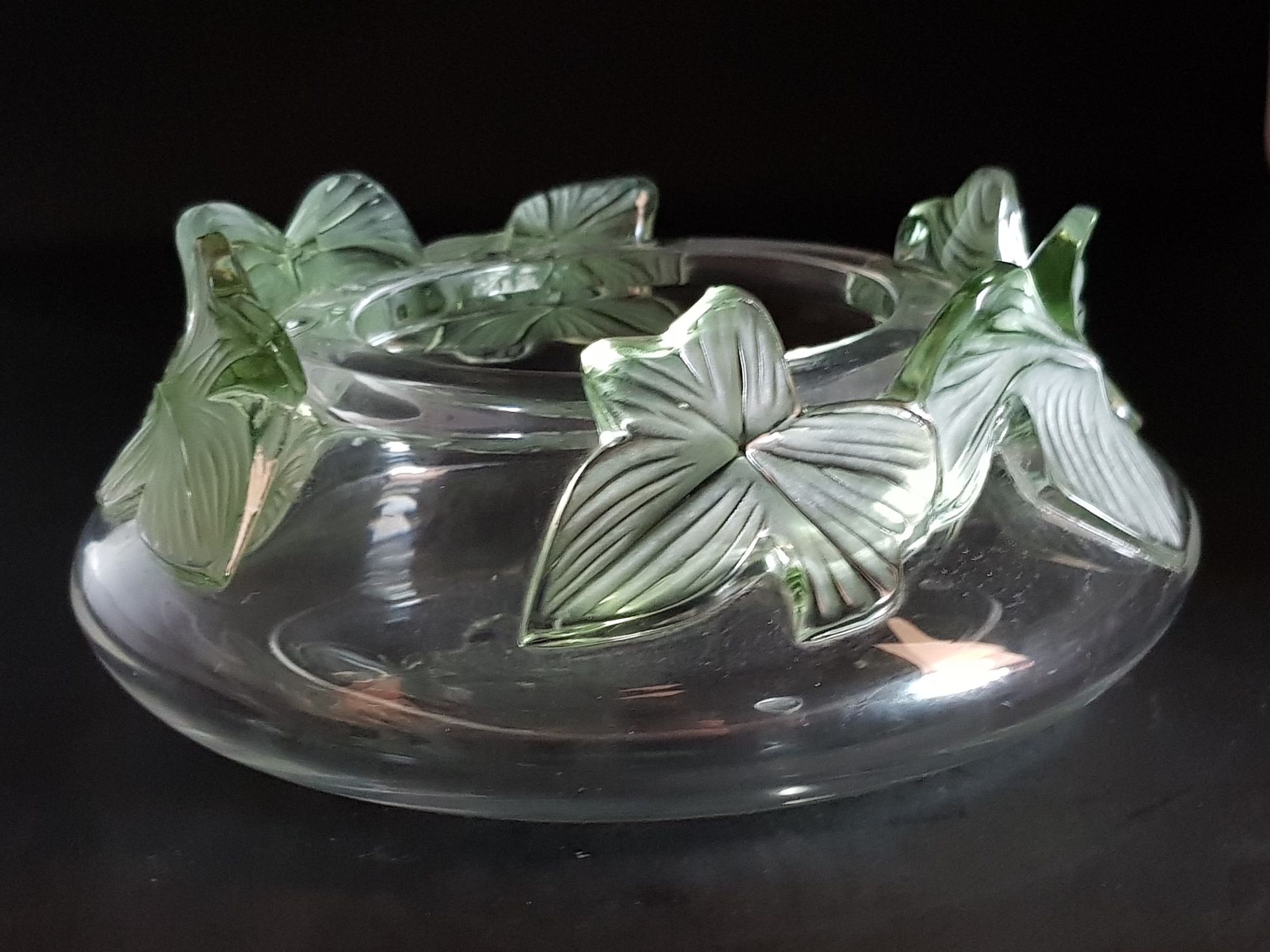 Marc LALIQUE (1900-1977) 
Copa "Ivy" creada en 1976, cristal moldeado blanco y v&hellip;